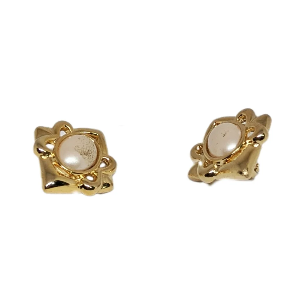 🙋 10/$20. Gold Tone Clip-on Earrings & Faux Pearls